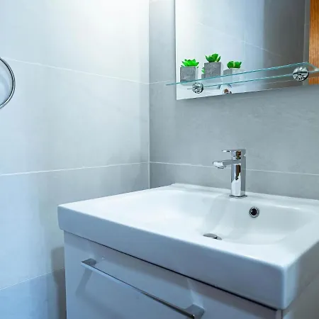 Apartman Belvilla By Oyo Apartment In Arona Arona